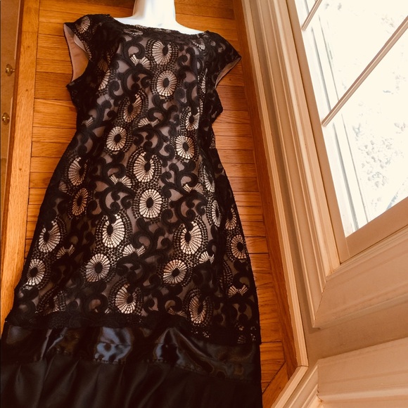 LOFT Dresses & Skirts - Stunning LOFT dress ruffle hem